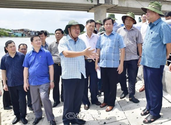 Bộ trưởng Bộ Nông nghiệp và PTNT Lê Minh Hoan kiểm tra tiến độ các công trình ứng phó biến đổi khí hậu tại tỉnh Cà Mau